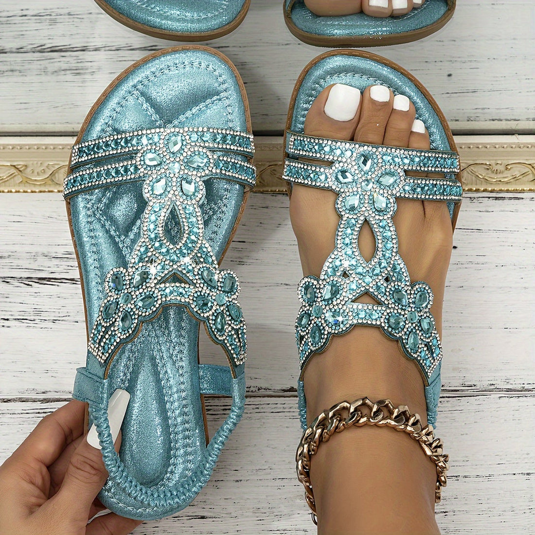 Erika Blau Strass T-Strap Flachsandale für Damen | Boho Stil mit Komfort