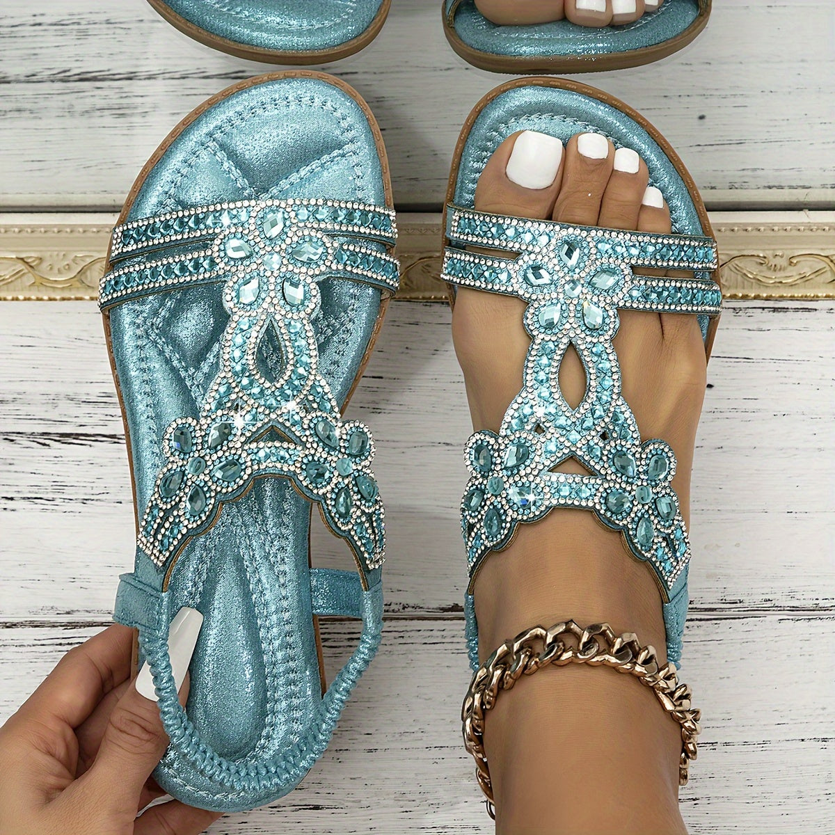 Erika Blau Strass T-Strap Flachsandale für Damen | Boho Stil mit Komfort