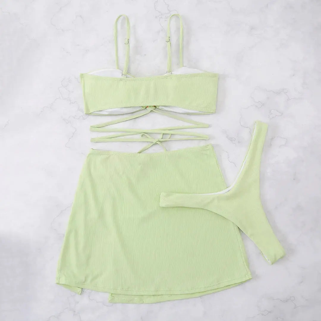 Dreiteiliges Damen Bikini Set | Hochwertiger Stoff, Wickelrock mit Bindebändern 2