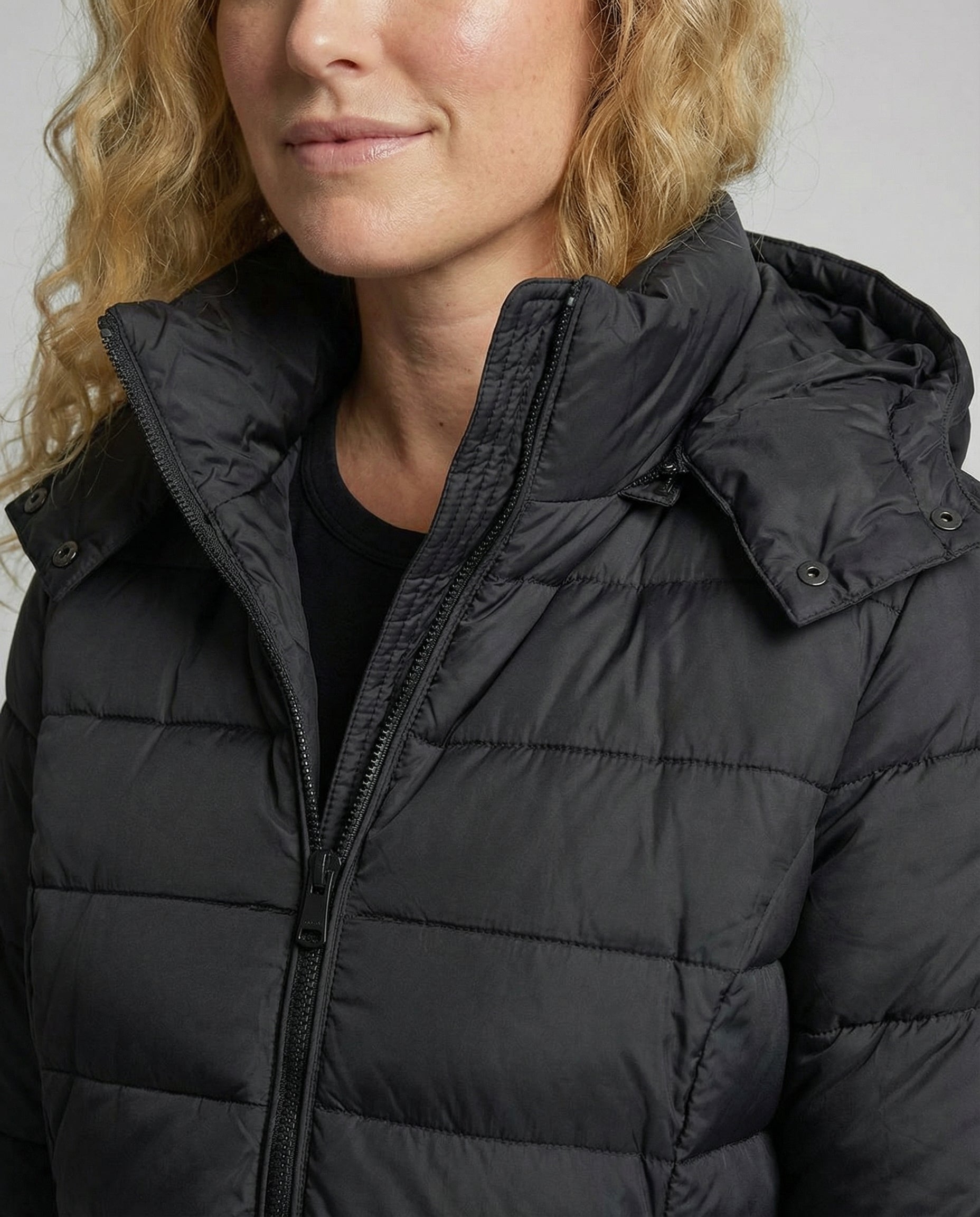 Wilhelmine Schwarz Wasserdichte Isolierte Longline Puffer-Jacke mit Kapuze für Damen | Winter Stadtlook - S/M/L/XL/2XL/3XL/4XL