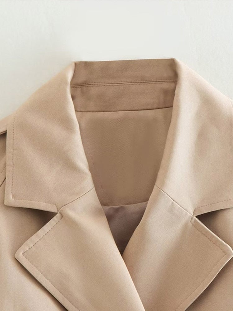 Wilma Beige Kurzer Zweireihiger Trenchcoat für Damen | Gürtel Schulterpasse Klassischer Stil