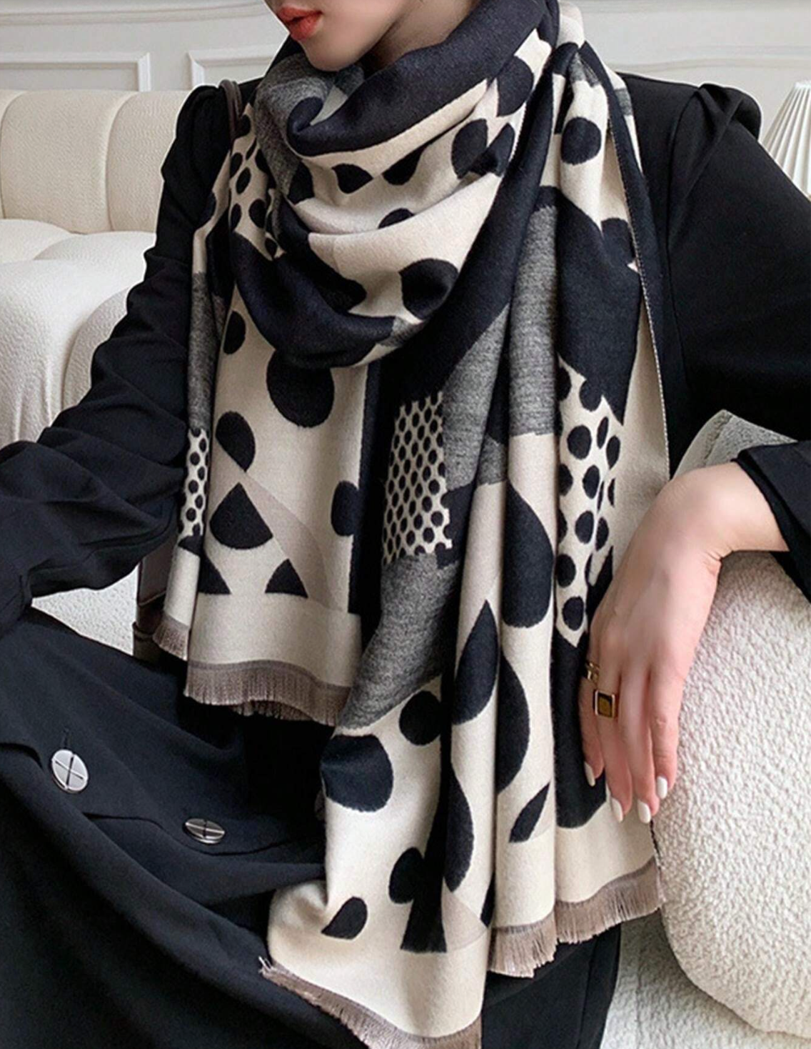 Rosemarie Schwarz-Beige Grafik Schal für Damen | Geometrisches Muster Fransen Wendeschal Herbst Winter