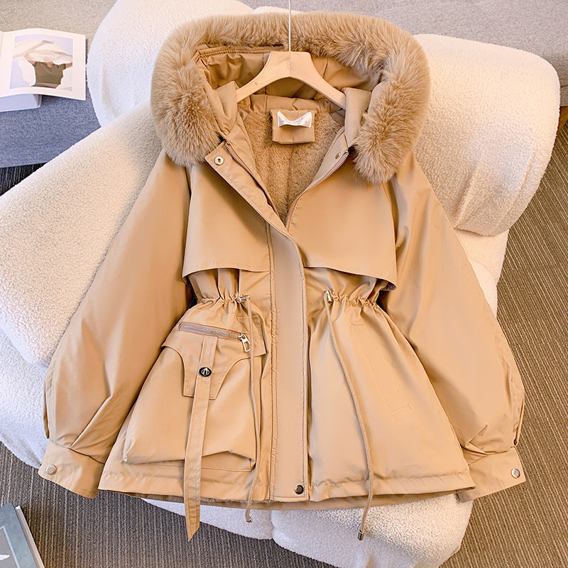 Ottilie Beige Gefütterte Winterjacke mit Kunstfell-Kapuze für Damen | Tailliert Kurz Winter - S/M/L/XL/2XL/3XL