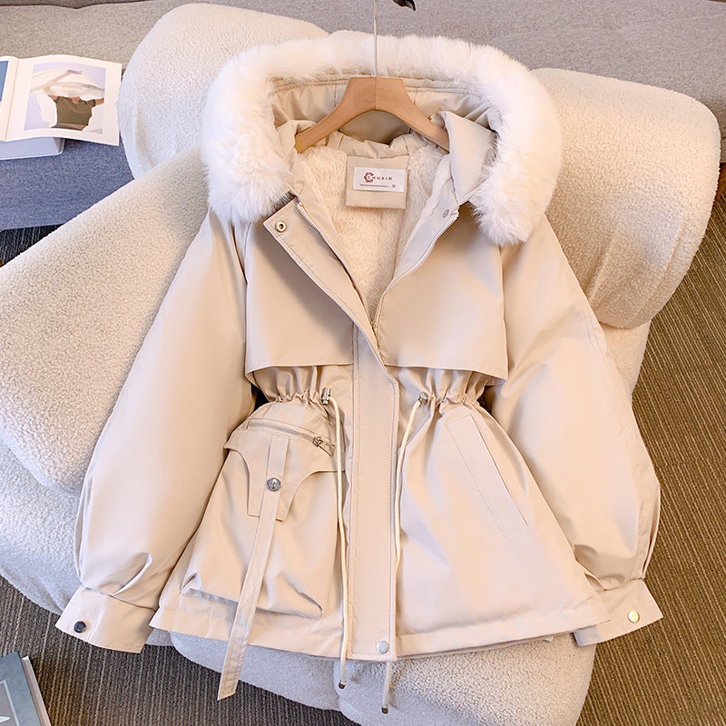 Ottilie Beige Gefütterte Winterjacke mit Kunstfell-Kapuze für Damen | Tailliert Kurz Winter - S/M/L/XL/2XL/3XL