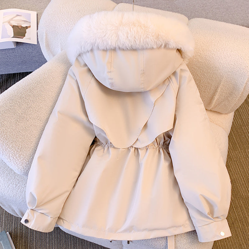 Ottilie Beige Gefütterte Winterjacke mit Kunstfell-Kapuze für Damen | Tailliert Kurz Winter - S/M/L/XL/2XL/3XL