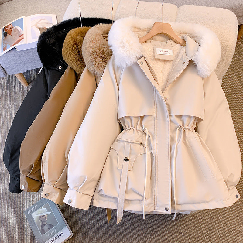 Ottilie Beige Gefütterte Winterjacke mit Kunstfell-Kapuze für Damen | Tailliert Kurz Winter - S/M/L/XL/2XL/3XL