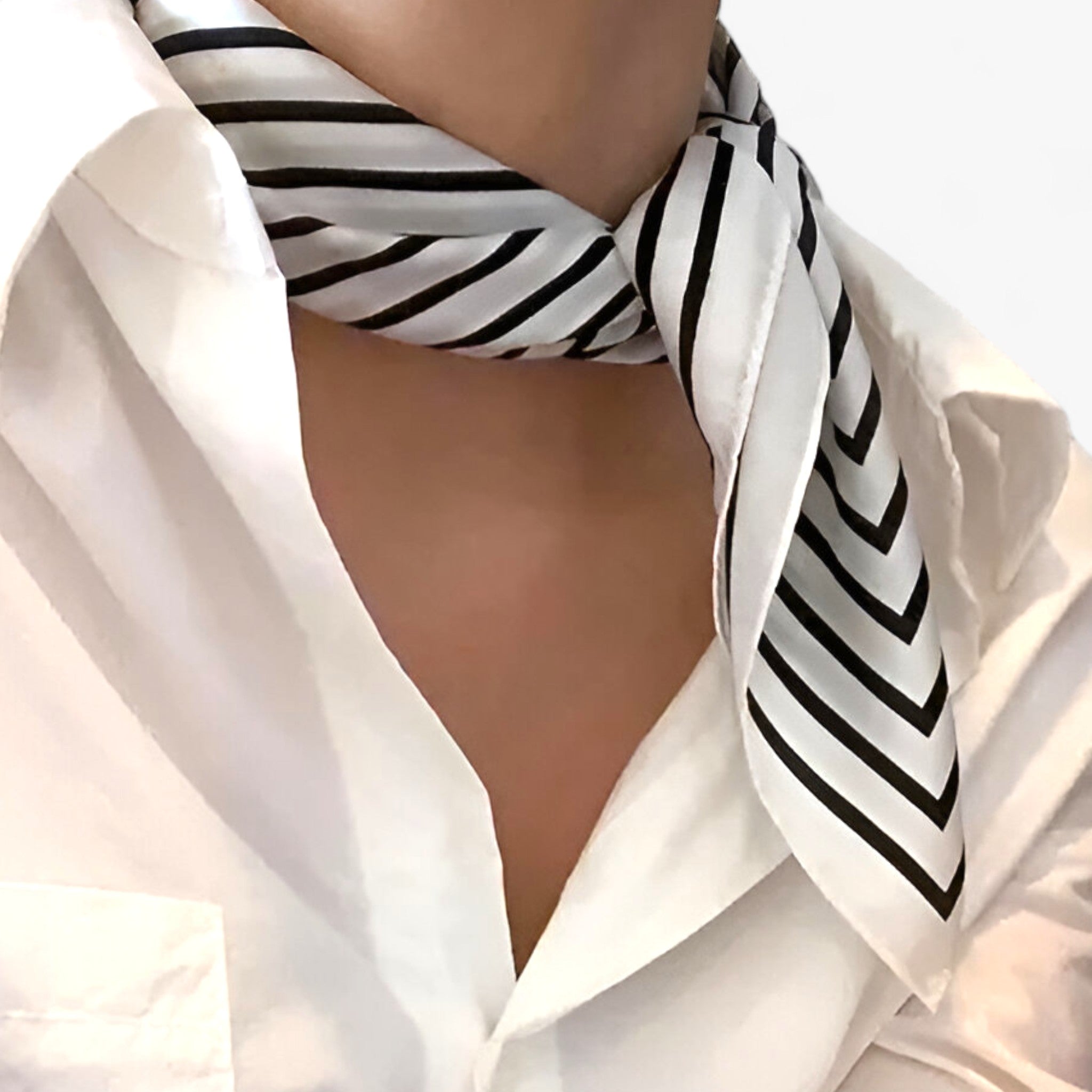 Vreni Gold Bedrucktes Seidentuch für Damen | Quadratisches Halstuch Satin-Optik Geometric Casual Stil